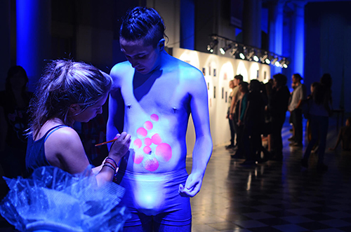Bodypainter pintando modelo performer