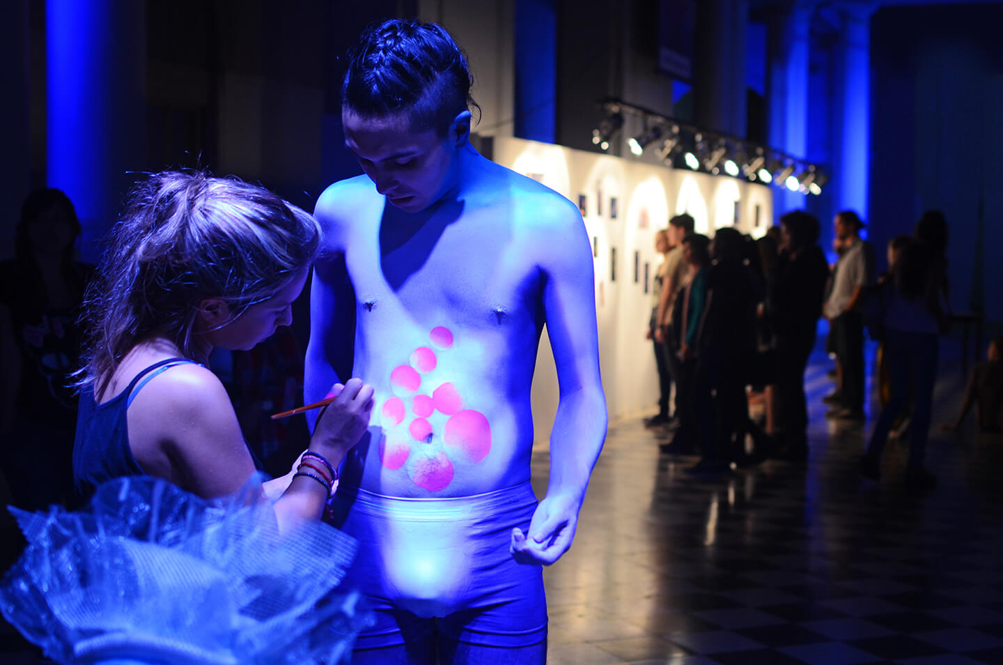 Bodypainter pintando modelo performer